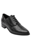 Oxford negro de cuero para mujer, diseño irreverente y altura de 6 cm.