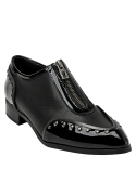 Elegante zapato de cuero negro para mujer, estilo casual con detalles únicos.