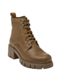 Botín camel de cuero, tendencia en street style, adecuado para salidas informales con un look contemporáneo.