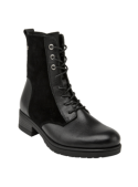 Calzado de cuero negro con diseño robusto tipo militar, suela estriada y tacón bajo, perfecto para un look versátil.