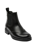 Elegante botín Chelsea negro de cuero con costuras decorativas, paneles elásticos y textura contrastante en el talón.