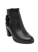 Elegante botín de cuero negro para mujer, ideal para un look urbano chic, con taco medio y hebilla decorativa.