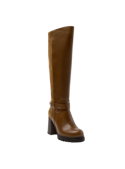 Bota alta de cuero café con correa y hebilla metálica en el tobillo, perfecta para un look urbano y elegante.
