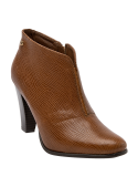 Botín de cuero café para mujer, estilo vestir, con punta redondeada y textura reptil que añade un toque moderno.