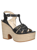 Sandalia negra femenina de cuero con plataforma y cierre de hebilla en el tobillo, adecuada para un estilo casual chic.