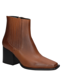 Botín Chelsea de cuero café para mujer, con diseño elegante y minimalista y costura visible que añade un toque artesanal.