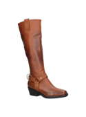 Bota de mujer camel de cuero con diseño ecuestre, caña alta y detalle de correa con hebilla y trenzado.