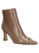 Calzado de cuero taupe para mujer, elegante con taco sofisticado y detalle metálico, ideal para cualquier ocasión.