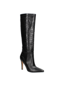 Bota negra de estilo casual-chic, versátil para combinar con jeans ajustados o leggins en salidas nocturnas.