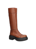 Calzado de cuero camel, diseño moderno y robusto, ideal para ocasiones informales y laborales casuales.