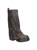 Bota de cuero marrón para mujer, sin elementos decorativos, ideal para contextos urbanos en meses fríos.