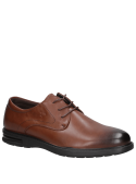 Detalle del diseño en cuero café del zapato derby casual para hombre.