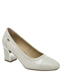 Calzado de mujer en cuero blanco charol, estilo clásico con detalle brogue, versátil para eventos profesionales y sociales.