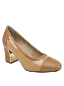 Zapato de mujer en cuero camel charol, estilo elegante con detalle brogue y tacón cuadrado, ideal para eventos profesionales.