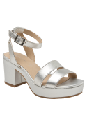 Sandalia plata de cuero, clásica-moderna con plataforma. Versátil para looks relajados y elegantes en ocasiones especiales.