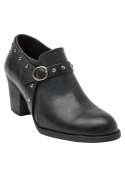 Zapato de mujer en cuero negro con tachas, tacón grueso y tira decorativa, combina con jeans o falda midi.