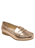 Zapato casual de cuero dorado, estilo mocasín, con detalles artesanales, cómodo y sofisticado para cualquier evento.