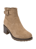 Cuero gamuzado camel en botín de mujer, hebilla metálica y tacón cuadrado, combina con prendas casuales y semi-formales.