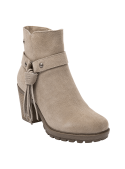 Botín de cuero gamuzado taupe, combina protección y estilo con su diseño innovador.