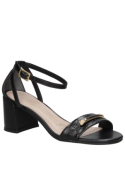 Sandalia negra de cuero para mujer, diseño casual y elegante, con taco bloque de 6.8 cm y punta abierta.