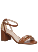 Sandalia de cuero café para mujer, estilo casual, con taco bloque de 6.8 cm y punta abierta.