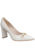 Zapato crema de cuero para mujer, estilo casual, con taco bloque de 8.5 cm y punta puntiaguda.
