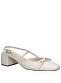 Zapato crema de cuero para mujer, estilo casual con taco bloque, ideal para eventos elegantes.