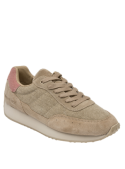 detalle del diseño versátil y cómodo de la zapatilla taupe para mujer, material cuero/textil.