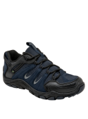 Zapatilla azul masculina con diseño moderno y resistente, hecha de cuero y mesh.