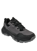 Zapatilla gris masculina con taco plano de 5 cm, suela de gran agarre, ideal para actividades al aire libre.