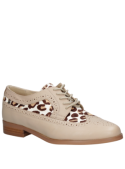 Zapato oxford brogue beige de charol para mujer, elegante diseño en cuero ideal para eventos formales.