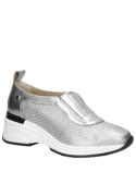 zapatilla de cuero plata casual para mujer con diseño vanguardista y detalle refinado
