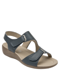 Detalle del cuero azul en sandalia casual para mujer, ideal para el verano.