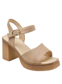 Sandalia de cuero beige con punta abierta y forro de poliuretano, diseñada para comodidad y frescura.