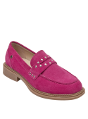 Mocasín de cuero fucsia, moderno y clásico, ideal con pantalón sastre o falda tubo en reuniones de trabajo.