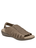 Sandalia de cuero café con taco plano de 3.5 cm, ideal para días calurosos de verano.