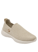Zapatilla urbana beige de mujer con taco plano de 3 cm, ofrece comodidad y estilo.