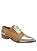 Zapato de cuero camel con acabado charol, diseño elegante y versátil para la mujer moderna.