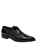 Zapato de cuero negro Pollini con taco plano de 3 cm y punta puntiaguda.