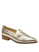 Elegante zapato dorado de cuero con taco plano de 3 cm y punta puntiaguda para un look sofisticado.