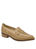 Detalle del cuero camel de alta calidad en zapato casual de mujer.
