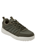 Zapatilla masculina verde con suela de agarre y taco plano de 4 cm.