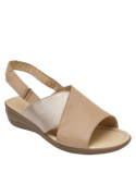 Sandalia de mujer en beige con punta abierta, ideal para un look casual y fresco en días cálidos.