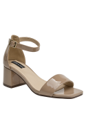 Sandalia taupe de cuero charol con líneas limpias y detalles discretos, combinable con ropa veraniega y conjuntos elegantes.