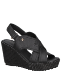 Sandalia de cuero negro, estilo casual femenino, perfecta para días cálidos con taco cuña.