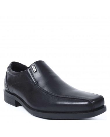 Zapato de hombre negro con diseño anatómico que se adapta al pie.
