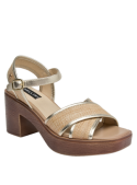 Elegante sandalia de cuero beige con diseño casual y punta abierta, perfecta para destacar en días soleados.