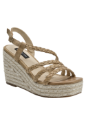 Detalle de la punta abierta en sandalia de cuero beige para mujer.