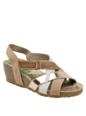Detalle del diseño urbano y moderno de la sandalia beige de cuero, ideal para el verano.