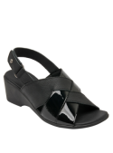 Sandalia de cuero negro para mujer, diseño casual con taco cuña y forro de poliuretano.